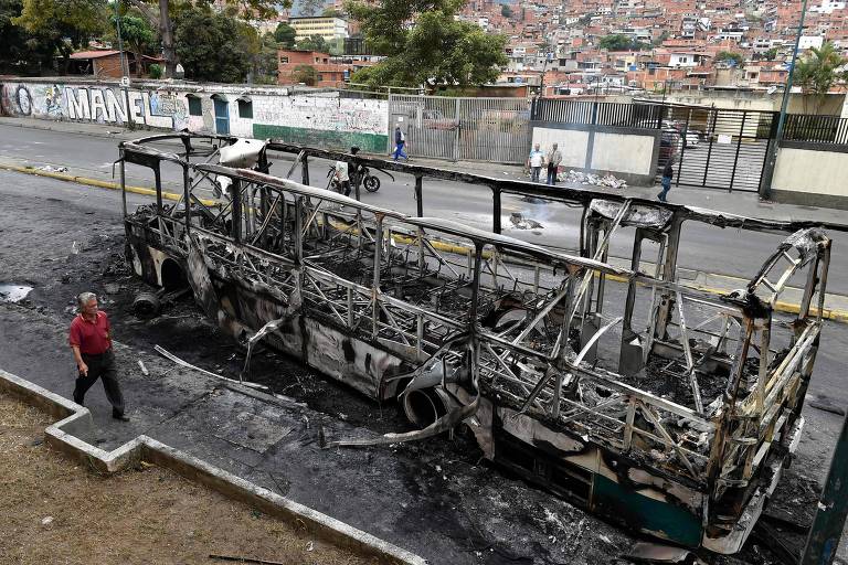 Ônibus queimado em Caracas na terça à noite, véspera dos protestos convocados pela oposição venezuelana 