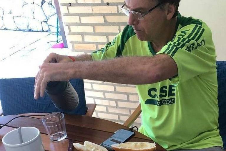 Às vésperas do segundo turno, Bolsonaro foi filmado comendo pão com leite condensado 