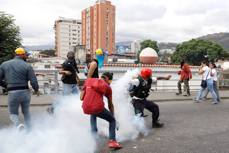 Manifestantes participam do ato em Caracas, que também comemora os 61 anos da derrubada da ditadura militar no país 