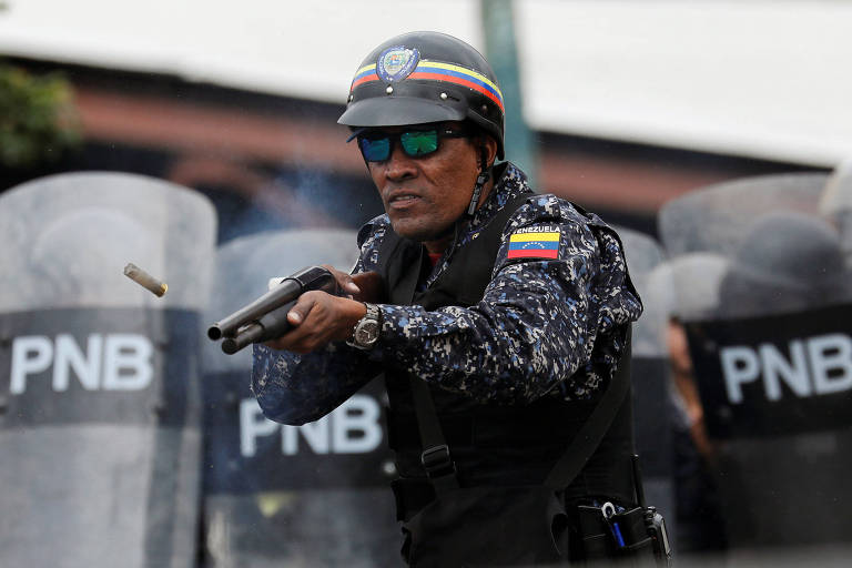 Policial dispara balas de borracha em direção ao protesto contra Nicolás Maduro