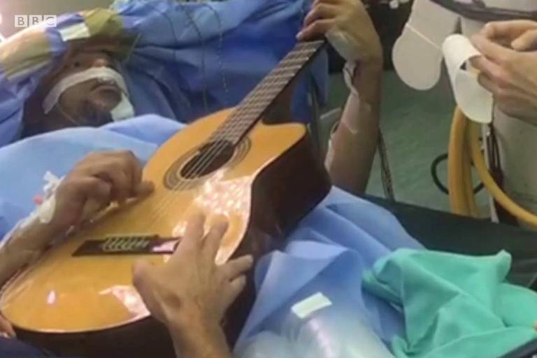 O homem que tocou violão enquanto passava por uma cirurgia no cérebro