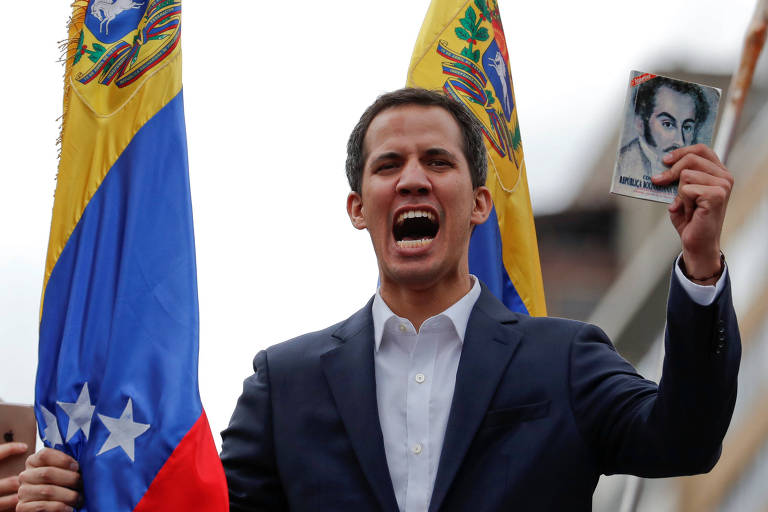 Juan Guaidó, presidente da Assembleia Nacional da Venezuela, faz juramento ao se autoproclamar presidente interino do país 