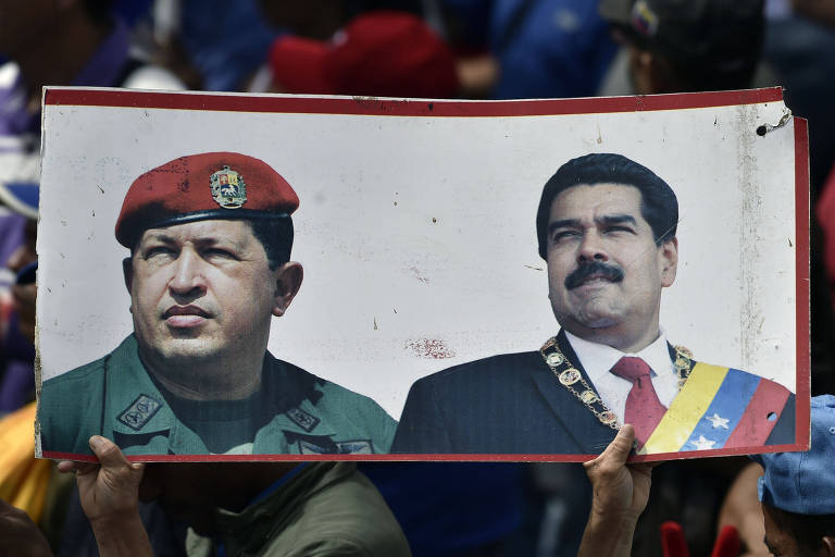 Marcha de apoio a Maduro mostra foto do ditador e de Hugo Chávez 