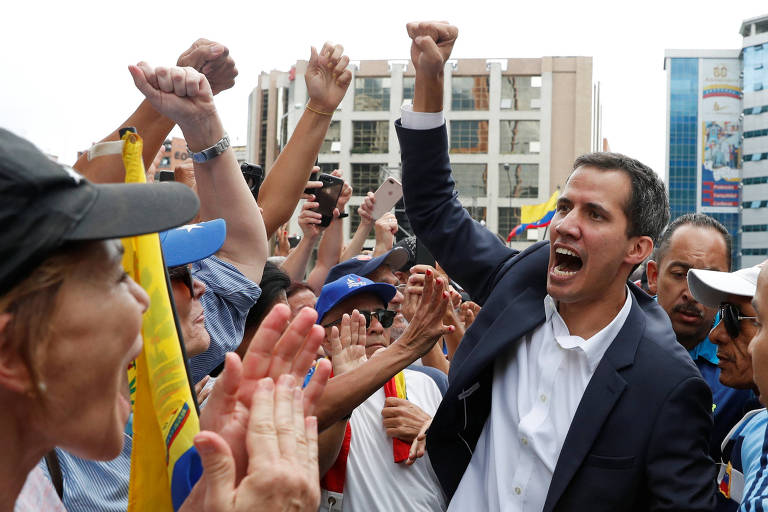 Juan Guaidó cumprimenta manifestantes 