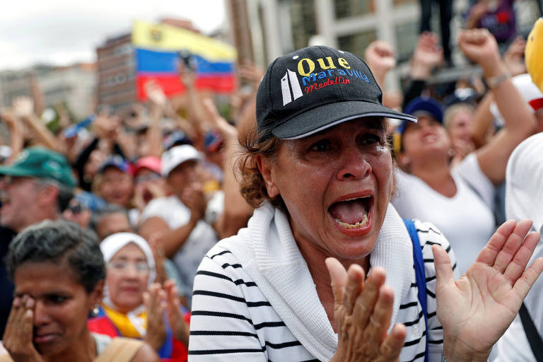 Manifestantes em protesto contra Maduro em Caracas 