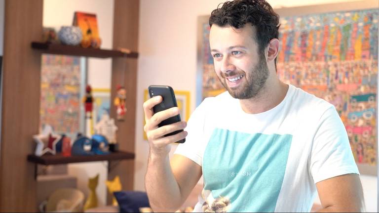 O youtuber e turismólogo Tiago Lopes precisa trabalhar com o celular o tempo todo