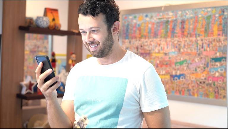 O youtuber e turismólogo Tiago Lopes não desgruda do aparelho