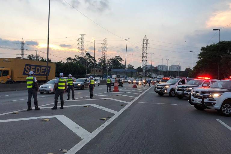 Policiais monitoram bloqueio de ponte que dá acesso à Dutra na marginal Tietê