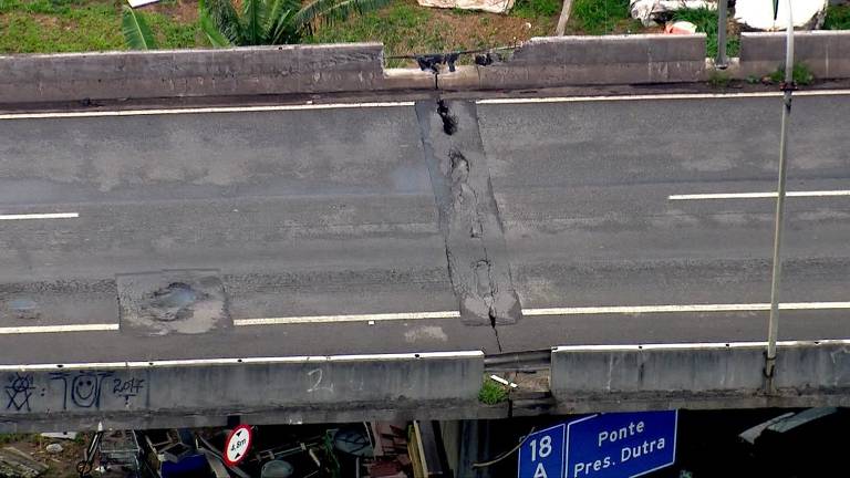 Sob risco, ponte é interditada em São Paulo
