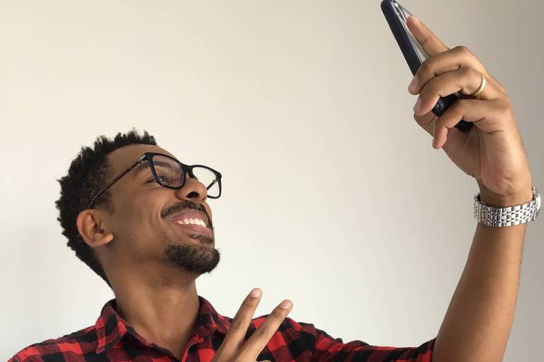 O apresentador Vini de Paula é filho de Netino de Paula e adora um celular