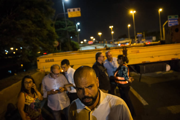 O prefeito Bruno Covas (PSDB) visitou a ponte que foi interditada por riscos estruturais