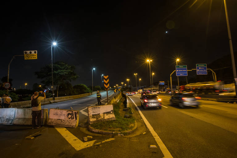 Ponte que dá acesso à Dutra foi interditada na noite desta quinta (23)