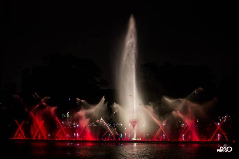 A fonte do parque Ibirapuera recebe um show com 20 minutos de projeções que homenageiam pontos históricos da cidade, como o Pateo do Colégio, a avenida Paulista e o Mercado Municipal