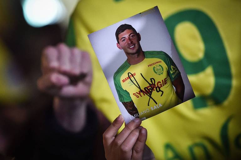 Imagem mostra foto de Sala com a camisa do Nantes. Torcedores fizeram homenagens a Sala em frente ao estádio do Nantes, onde ele atuava