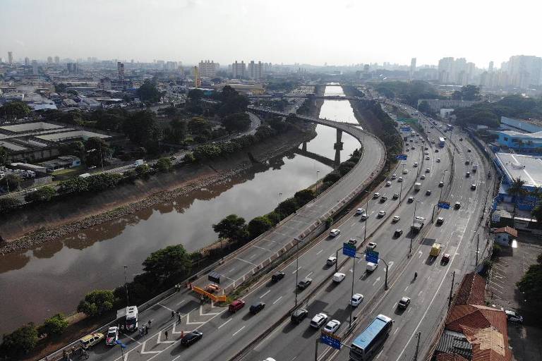 Trânsito em véspera de feriado na manhã seguinte ao dano em uma viga que sustenta a ponte da Marginal Tietê que dá acesso à pista expressa da via Dutra, na altura de Tatuapé (zona leste da capital); a constatação do dano interditou a via