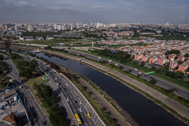 Trânsito em véspera de feriado na manhã seguinte ao dano em uma viga que sustenta a ponte da Marginal Tietê que dá acesso à pista expressa da via Dutra, na altura de Tatuapé (zona leste da capital); a constatação do dano interditou a via