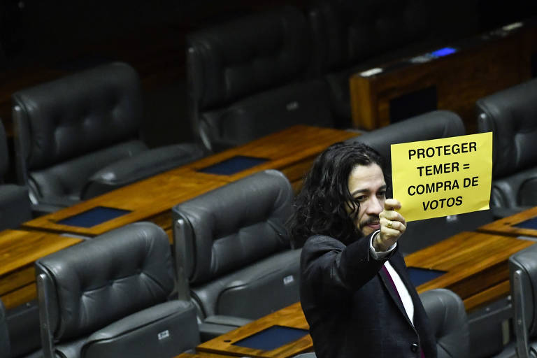 Jean Wyllys (PSOL-RJ) leva cartaz para o julgamento da segunda denúncia contra Temer, no plenário da Câmara