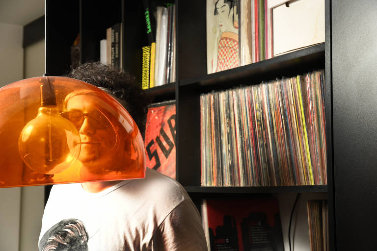 O fotógrafo e "arqueólogo do punk" Mateus Mondini, do selo Nada Nada Discos, que resgatou diversos discos clássicos ou inéditos de bandas de punk rock brasileiras e estrangeiras, em seu apartamento em São Paulo; ele também tem uma loja de discos na galeria Nova Barão