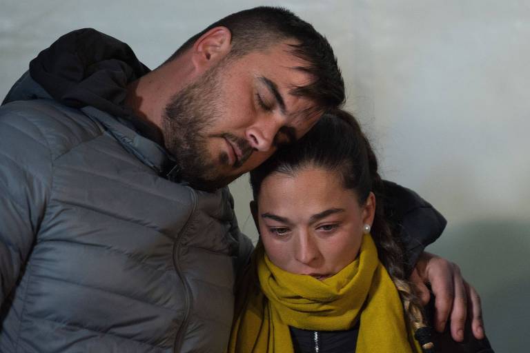 Jose e Victoria, pais de Julen, participam de vígilia a espera do resgate em Totalán, no sul da Espanha 