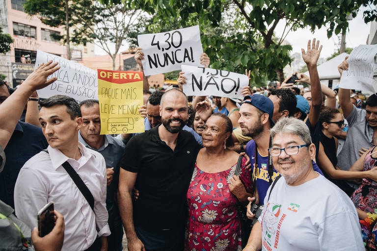 Durante as comemorações, um pequeno grupo de manifestantes protestou contra o aumento da tarifa de ônibus