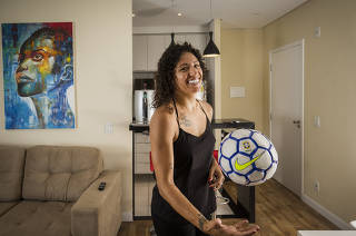 Coluna Monica Bergamo. Retrato da jogadora de futebol feminino, Cristiane Rozeira, 33, controlando bola na sala do  seu apartamento em Osasco. Apos encerrar contrato com time Chines, Cristiane busca um novo time para trabalhar