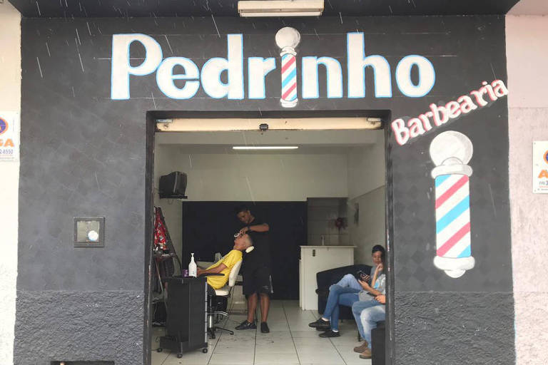 Expediente em barbearia onde deveria ser a sede da empresa Costa Atlântica, em São Paulo