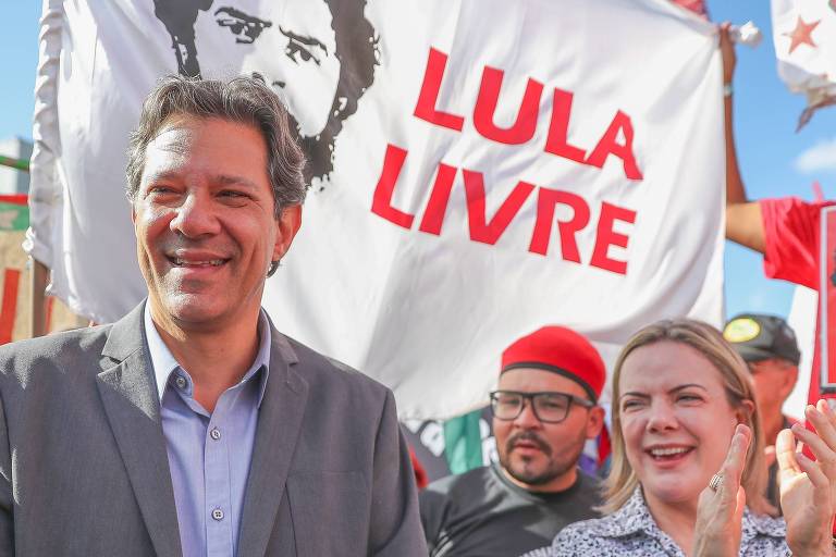 Fernando Haddad e Gleisi Hoffmann durante visita a Lula em novembro em Curitiba