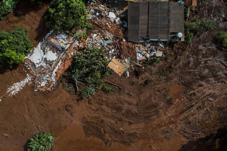 Rompimento em barragem destrói casas em Brumadinho