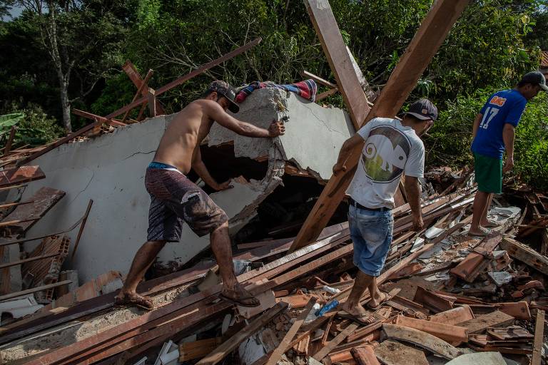 Rompimento em barragem destrói casas em Brumadinho