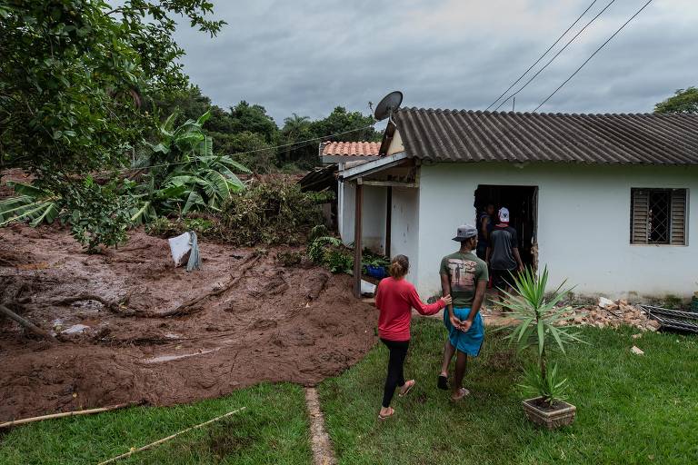 Lama da barragem de Brumadinho (MG) destrói casas e hortas na zona rual