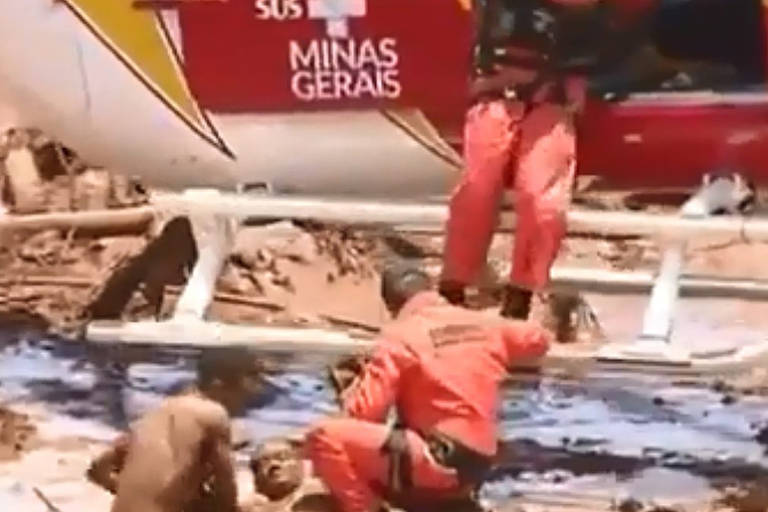 Comandado pela piloto major Karla Lessa, 37, um helicóptero do Corpo de Bombeiros de Minas Gerais resgata vítimas da tragédia de Brumadinho (MG)