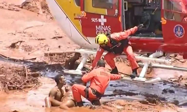 Comandado pela piloto major Karla Lessa, 37, um helicóptero do Corpo de Bombeiros de Minas Gerais resgata vítimas da tragédia de Brumadinho (MG)