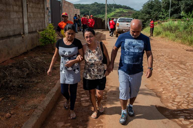 Bombeiros Civis, com a ajuda da Policia Militar e também da Defesa Civil, ajudam na evacuação do bairro Parque da Cachoeira, em Brumadinho na manhã deste domingo (27), após a constatação de que uma quarta barragem da Vale apresentar risco iminente de rompimento