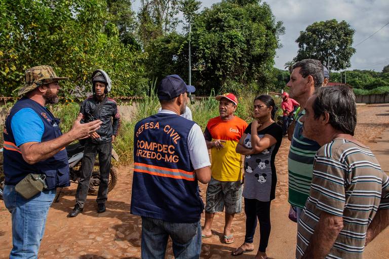Bombeiros Civis, com a ajuda da Policia Militar e também da Defesa Civil, ajudam na evacuação do bairro Parque da Cachoeira, em Brumadinho na manhã deste domingo (27), após a constatação de que uma quarta barragem da Vale apresentar risco iminente de rompimento