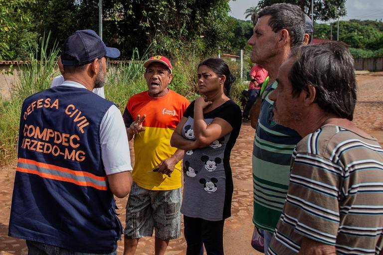 Bombeiros Civis, com a ajuda da Policia Militar e também da Defesa Civil, ajudam na evacuação do bairro Parque da Cachoeira, em Brumadinho na manhã deste domingo (27), após a constatação de que uma quarta barragem da Vale apresentar risco iminente de rompimento