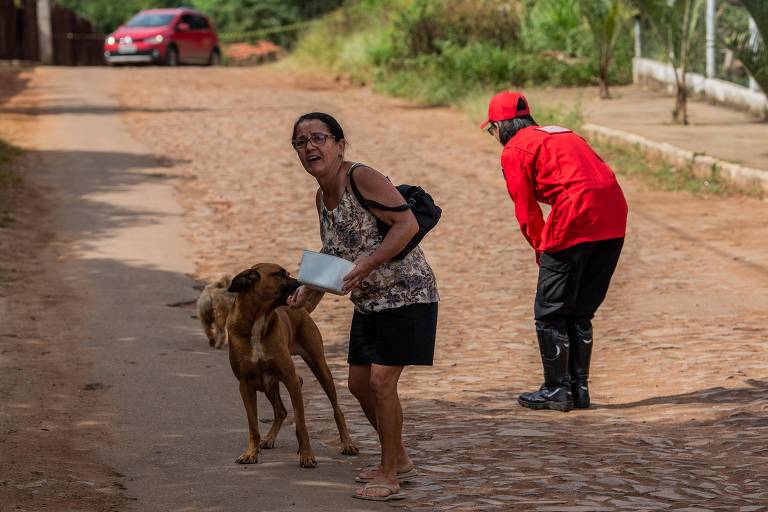 Bombeiros Civis, com a ajuda da Policia Militar e também da Defesa Civil, ajudam na evacuação do bairro Parque da Cachoeira, em Brumadinho na manhã deste domingo (27), após a constatação de que uma quarta barragem da Vale apresentar risco iminente de rompimento