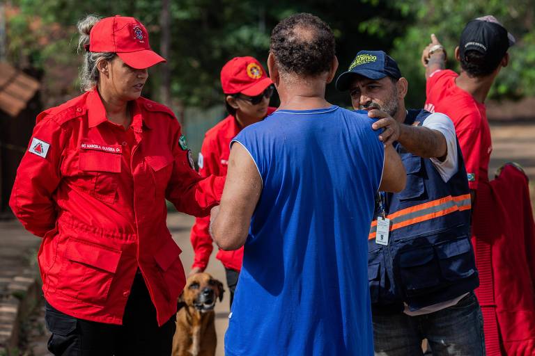 Bombeiros Civis, com a ajuda da Policia Militar e também da Defesa Civil, ajudam na evacuação do bairro Parque da Cachoeira, em Brumadinho na manhã deste domingo (27), após a constatação de que uma quarta barragem da Vale apresentar risco iminente de rompimento