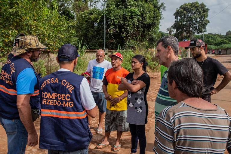 Bombeiros Civis, com a ajuda da Policia Militar e também da Defesa Civil, ajudam na evacuação do bairro Parque da Cachoeira, em Brumadinho  na manhã deste domingo (27), após a constatação de que uma quarta barragem da Vale apresentar risco iminente de rompimento