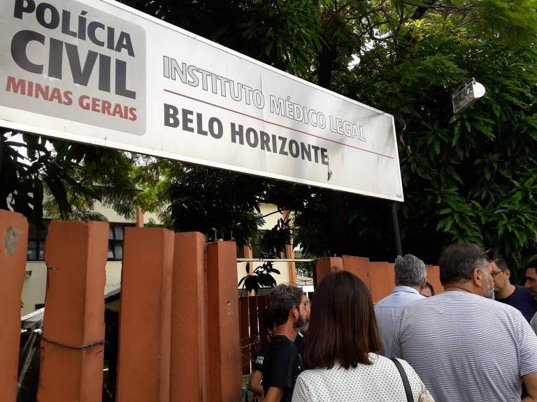 Pessoas fazem fila em frente ao Instituto Médico Legal, em Belo Horizonte