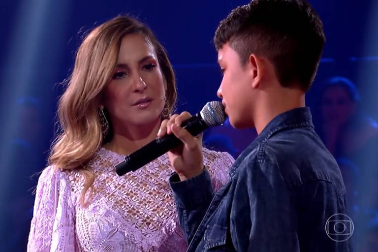 The Voice Kids: Claudia Leitte conforta participante que chorou após cantar Freddie Mercury