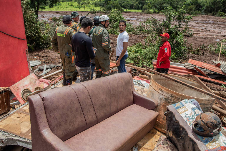 Equipe de resgate Equipe de resgate faz busca por vítimas desaparecidas próximas do bairro Horto, em Brumadinho, região metropolitana de Belo Horizonte (MG) busca por vítimas desaparecidas próximas do bairro Horto, em Brumadinho, região metropolitana de Belo Horizonte (MG)
