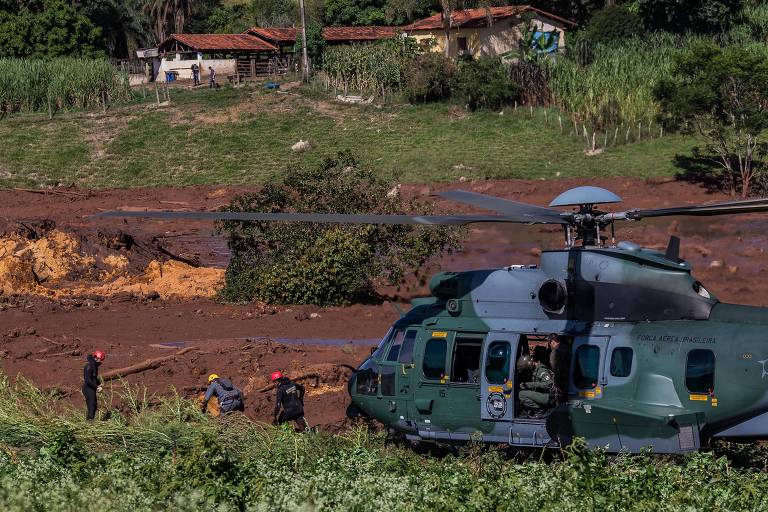 Equipe de resgate continua trabalho de busca por vítimas desaparecidas próximas do bairro Horto, em Brumadinho, região metropolitana de Belo Horizonte (MG)