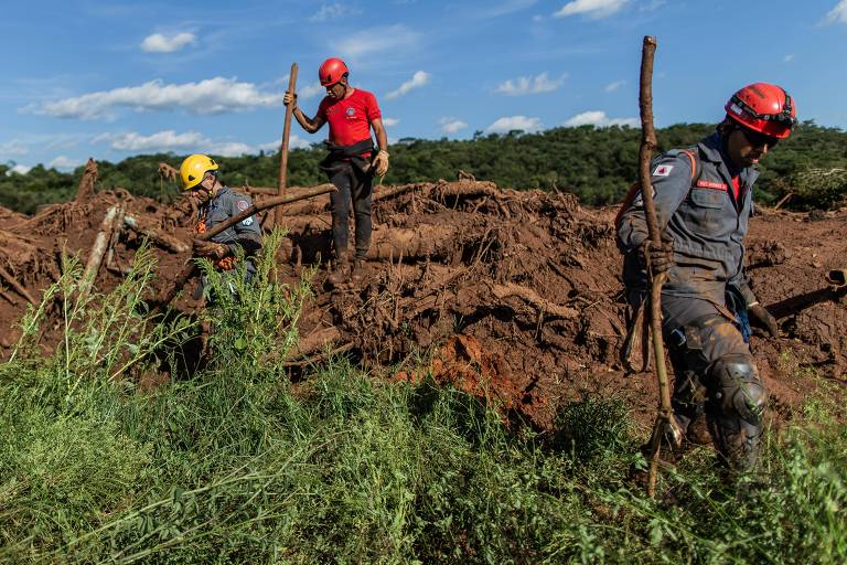 Equipe de resgate continua trabalho de busca por vítimas desaparecidas próximas do bairro Horto, em Brumadinho, região metropolitana de Belo Horizonte (MG)