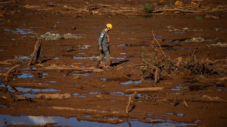 Equipe de resgate continua trabalho de busca por vítimas desaparecidas próximas do bairro Horto, em Brumadinho, região metropolitana de Belo Horizonte (MG)