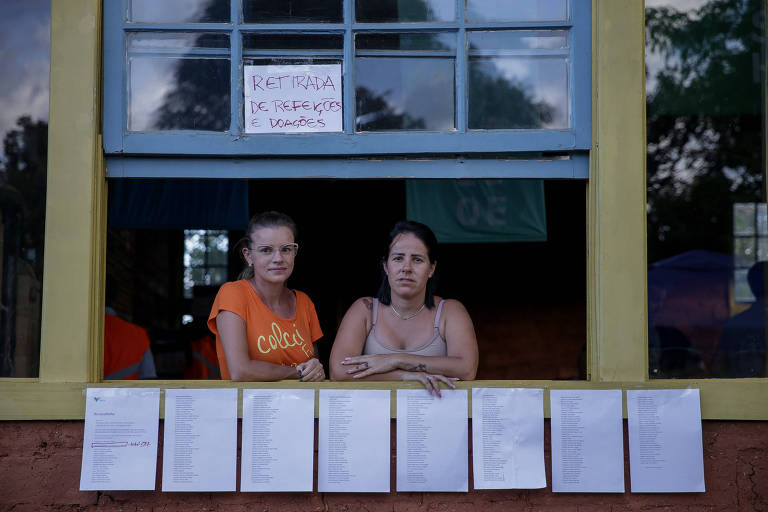 Duas mulheres escoradas em janela; abaixo, lista de desaparecidos