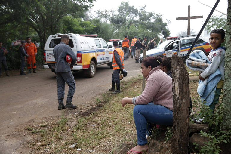 Familiares e moradores aguardam retomada das operações de busca devido a forte neblina que impediu o trabalho dos helicópteros na primeira parte da manhã deste domingo (27)