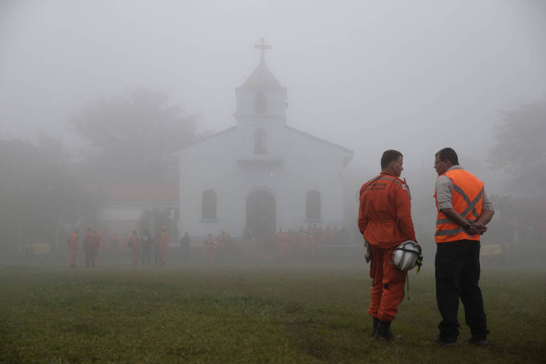 Forte neblina na manhã deste domingo (27) impediu o trabalho de busca dos helicópteros em Brumadinho (MG)