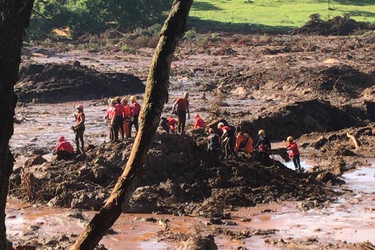 Bombeiros escavam local onde foi encontrado um veículo afundado na lama, em um local bem próximo ao povoado de Córrego do Feijão