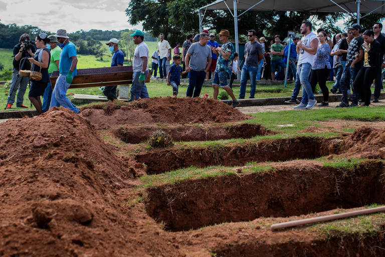 Cemitérios precisaram abrir novas covas para enterro de vítimas da tragédia