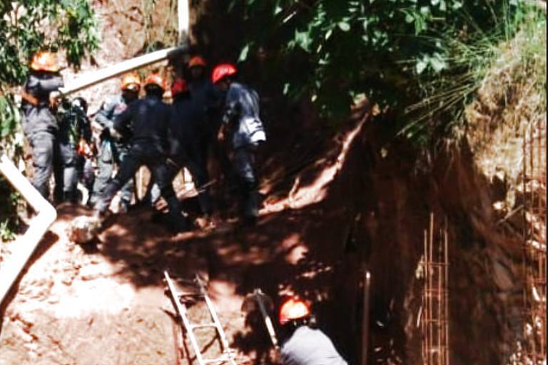 Bombeiros trabalham para resgatar vítimas de deslizamento em SP